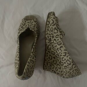 toms leopard wedge